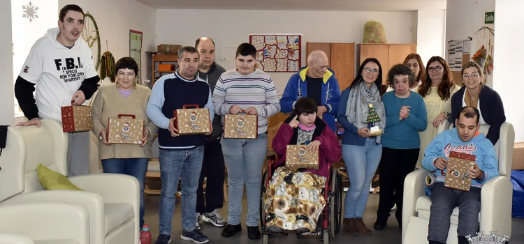 MUNICÍPIO DE VELAS ENTREGA LEMBRANÇAS DE NATAL A UTENTES DO CAO, ALUNOS DO PRÉ-ESCOLAR E 1º CICLO DA EBS DE VELAS