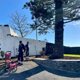JARDINAGEM EM ESPAÇOS VERDES DA IGREJA DE STA. BÁRBARA NAS MANADAS