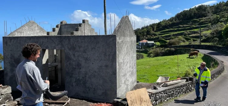 INSTALAÇÕES SANITÁRIAS NO MIRADOURO DA FAJÃ DO OUVIDOR INSTALAÇÕES SANITÁRIAS NO MIRADOURO DA FAJÃ DO OUVIDOR