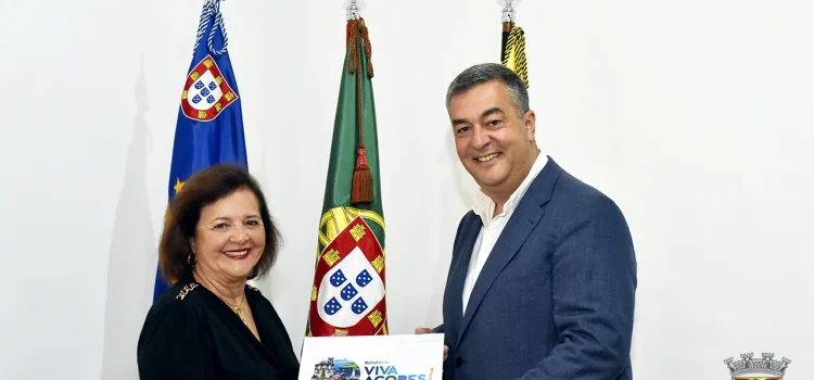 PROFESSORA E ESCRITORA LÉLIA NUNES RECEBIDA NOS PAÇOS DO CONCELHO