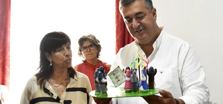 GRUPOS DE FOLCLORE APRESENTAM CUMPRIMENTOS NOS PAÇOS DO CONCELHO GRUPOS DE FOLCLORE APRESENTAM CUMPRIMENTOS NOS PAÇOS DO CONCELHO