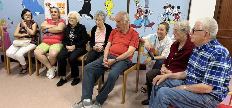 IDOSOS DA CASA DE REPOUSO JOÃO INÁCIO DE SOUSA VISITAM BIBLIOTECA MUNICIPAL