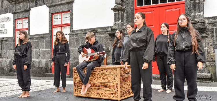 “O TEATRO TOMA A RUA”