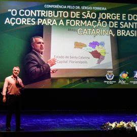 AUDITÓRIO MUNICIPAL RECEBEU CONFERÊNCIA SOBRE O CONTRIBUTO DE SÃO JORGE E DOS AÇORES PARA A FORMAÇÃO DE SANTA CATARINA – BRASIL