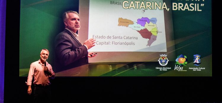 AUDITÓRIO MUNICIPAL RECEBEU CONFERÊNCIA SOBRE O CONTRIBUTO DE SÃO JORGE E DOS AÇORES PARA A FORMAÇÃO DE SANTA CATARINA – BRASIL