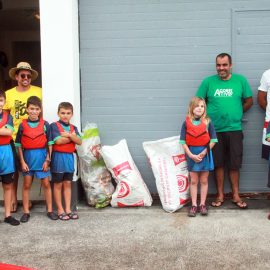 JOVENS VELEJADORES DO CLUBE NAVAL DE VELAS REALIZAM LIMPEZA COSTEIRA