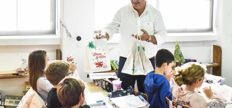 ENTREGA DE LEMBRANÇAS DE NATAL A ALUNOS DAS EB1/JI DO CONCELHO