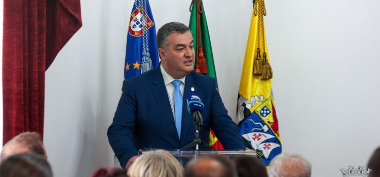 “GEMINAÇÕES, VELAS ABERTAS AO MUNDO” É TEMA DAS FESTAS DE SÃO JORGE 2025