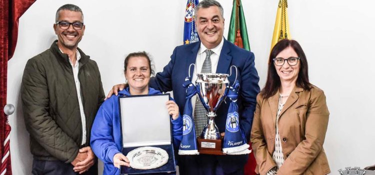 CAMPEÕES DA ASSOCIAÇÃO DE FUTEBOL DE ANGRA 2024/2025 RECEBIDOS NOS PAÇOS DO CONCELHO