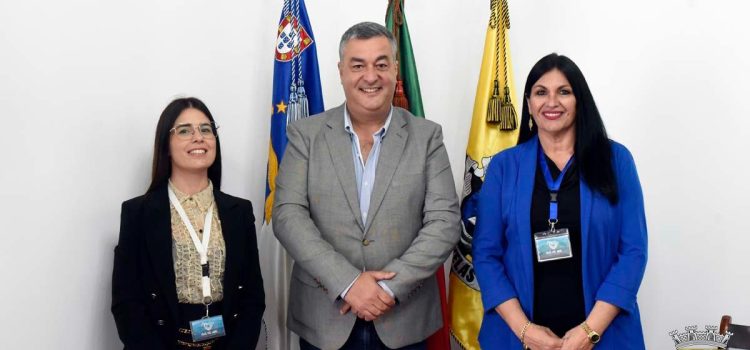 PRESIDENTE DO MUNICÍPIO RECEBE PARTICIPANTES DO FÓRUM INTERCULTURAL DAS ILHAS DA EUROPA