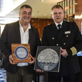 APRESENTAÇÃO DE CUMPRIMENTOS AO COMANDANTE DO NAVIO DE CRUZEIRO “WORLD TRAVELLER”
