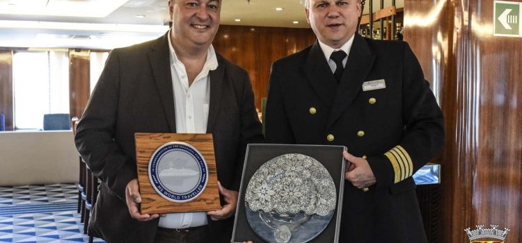 APRESENTAÇÃO DE CUMPRIMENTOS AO COMANDANTE DO NAVIO DE CRUZEIRO “WORLD TRAVELLER” APRESENTAÇÃO DE CUMPRIMENTOS AO COMANDANTE DO NAVIO DE CRUZEIRO “WORLD TRAVELLER”