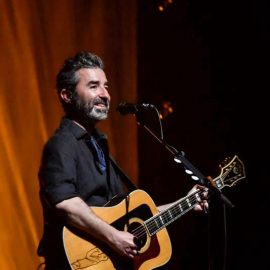 TIAGO BETTENCOURT EM CONCERTO NO AUDITÓRIO MUNICIPAL DE VELAS