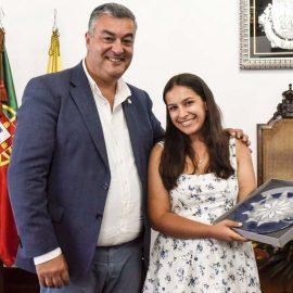 RAÍNHA DA FESTA DO DIVINO ESPÍRITO SANTO DE WATSONVILLE RECEBIDA EM VELAS