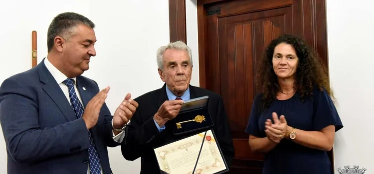 VELAS HOMENAGEIA BATISTA SEQUEIRA VIEIRA COM CHAVE DE OURO DO MUNICÍPIO