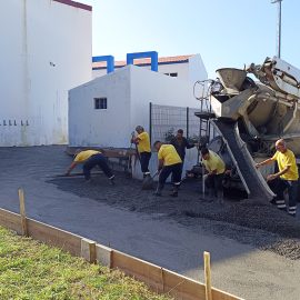 BETONAGEM DO CAMINHO DE ACESSO À OFICINA E GARAGEM DA EPISJ BETONAGEM DO CAMINHO DE ACESSO À OFICINA E GARAGEM DA EPISJ