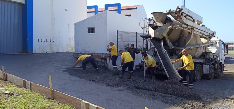 BETONAGEM DO CAMINHO DE ACESSO À OFICINA E GARAGEM DA EPISJ BETONAGEM DO CAMINHO DE ACESSO À OFICINA E GARAGEM DA EPISJ