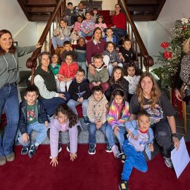 CRIANÇAS ENTREGAM POSTAL DE NATAL AO EXECUTIVO MUNICIPAL