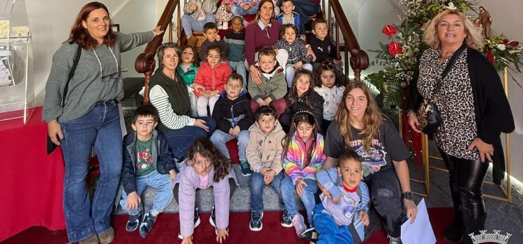 CRIANÇAS ENTREGAM POSTAL DE NATAL AO EXECUTIVO MUNICIPAL