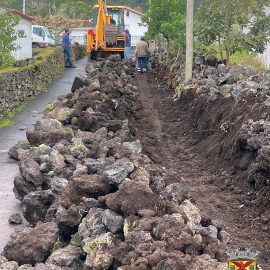 RECONSTRUÇÃO DE MUROS NA CANADA DO SALVADO – QUEIMADA