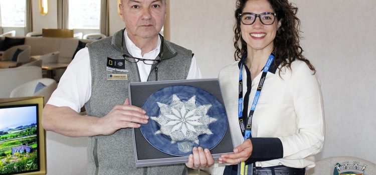 APRESENTAÇÃO DE CUMPRIMENTOS AO COMANDANTE DO NAVIO NATIONAL GEOGRAFIC ORION