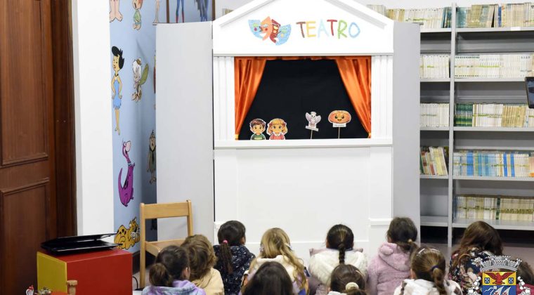 HISTÓRIAS COM FANTOCHES NA BIBLIOTECA MUNICIPAL
