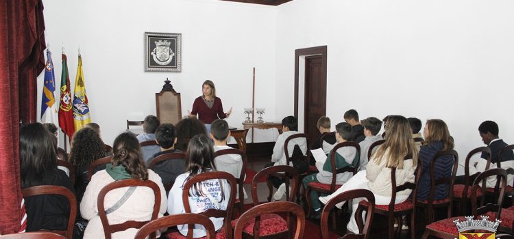 ALUNOS DA EBS DE VELAS VISITAM O EDIFÍCIO DOS PAÇOS DO CONCELHO ALUNOS DA EBS DE VELAS VISITAM O EDIFÍCIO DOS PAÇOS DO CONCELHO