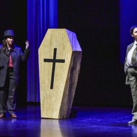 AUDITÓRIO MUNICIPAL RECEBEU A PEÇA DE TEATRO “UMA URNA PARA DOIS”
