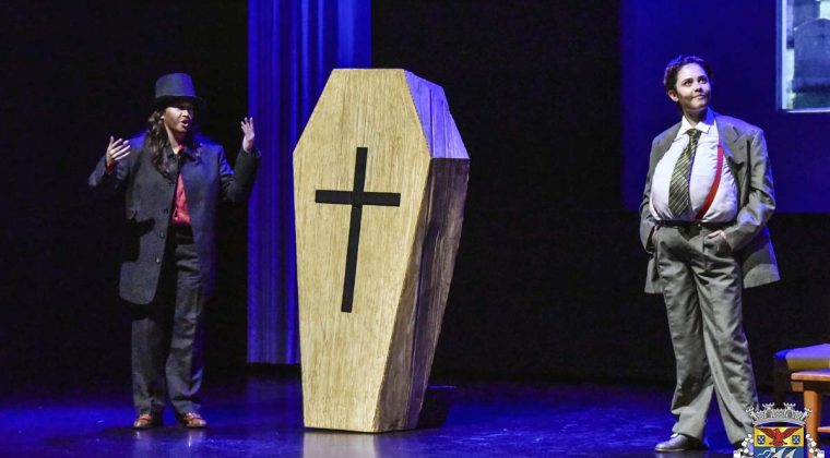 AUDITÓRIO MUNICIPAL RECEBEU A PEÇA DE TEATRO “UMA URNA PARA DOIS”