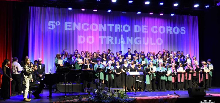 AUDITÓRIO MUNICIPAL DAS VELAS RECEBEU V ENCONTRO DE COROS DO TRIÂNGULO
