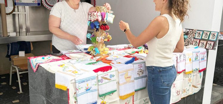 VISITA À MOSTRA DE ARTESANATO NO MERCADO MUNICIPAL 