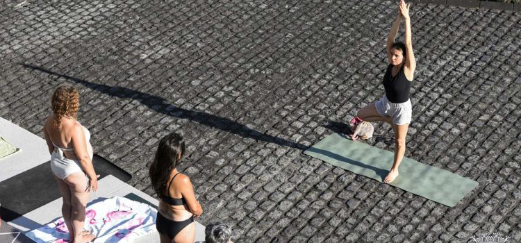 AULA DE YOGA DECORREU NA ZONA BALNEAR DA POÇA DOS FRADES  
